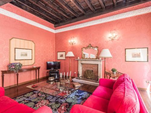 uma sala de estar com um sofá vermelho e uma lareira em Apartment Spanish Steps Top Location by Interhome em Roma