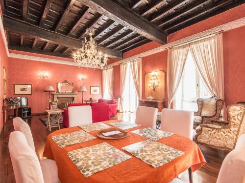 uma sala de jantar com mesa e cadeiras em Apartment Spanish Steps Top Location by Interhome em Roma