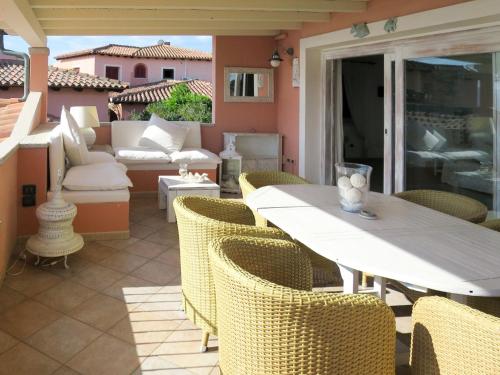 un patio con tavolo e sedie bianchi di Apartment Castagno by Interhome a Casa Tamponi