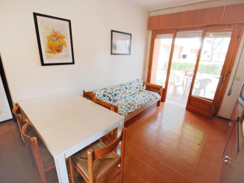 sala de estar con mesa y sofá en Apartment Villaggio Nautilus by Interhome, en Bibione