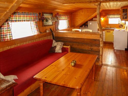 - un salon avec un canapé rouge et une table en bois dans l'établissement Holiday Home Havsblikk - FJS531 by Interhome, à England