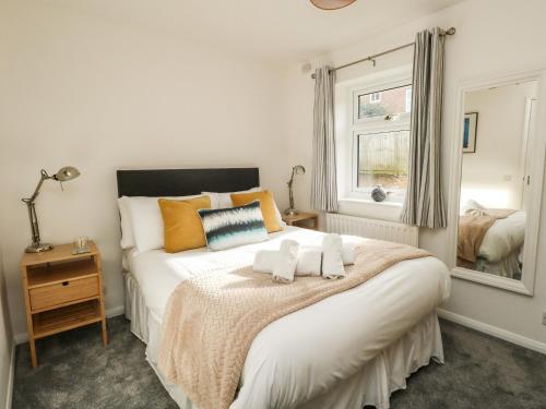 um quarto com uma cama com duas toalhas em Little Tern em Weymouth