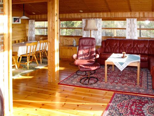 Nyttingsnes的住宿－Holiday Home Sandvikfjellet - FJS506 by Interhome，客厅配有沙发和桌子