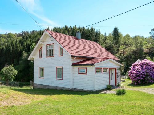 una pequeña casa blanca con techo rojo en Holiday Home Nystølen - FJH657 by Interhome, en Håvik