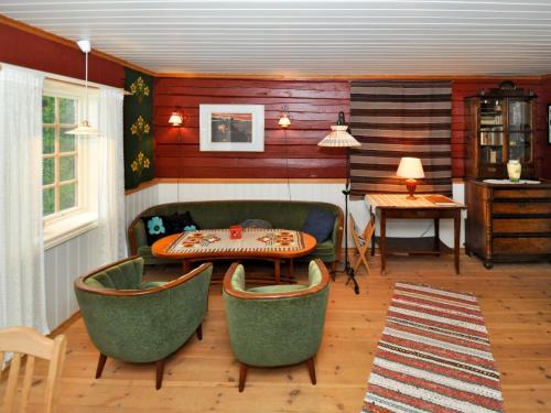 sala de estar con sofá, mesa y sillas en Chalet Nystova - FJS250 by Interhome, en Innvik