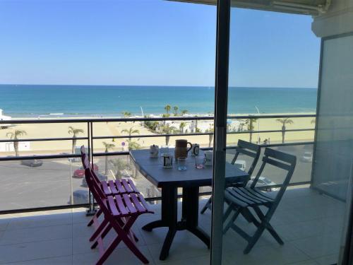 une table sur un balcon avec vue sur la plage dans l'établissement Apartment Artimon by Interhome, à Canet