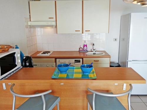 - une cuisine avec une table et 2 bols dans l'établissement Apartment Artimon by Interhome, à Canet