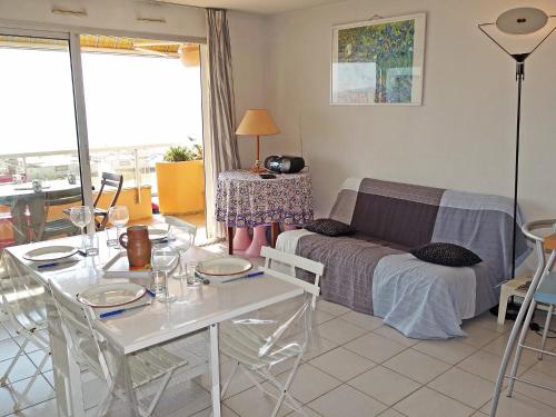 un salon avec une table et un canapé dans l'établissement Apartment Artimon by Interhome, à Canet