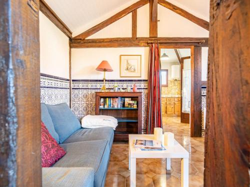ミミザン・プラージュにあるHoliday Home La Poste by Interhomeのソファとテーブルのあるリビングルーム