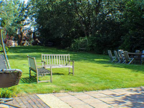 a bench sitting in the grass in a yard at Holiday Home Goudhurst by Interhome in Marden