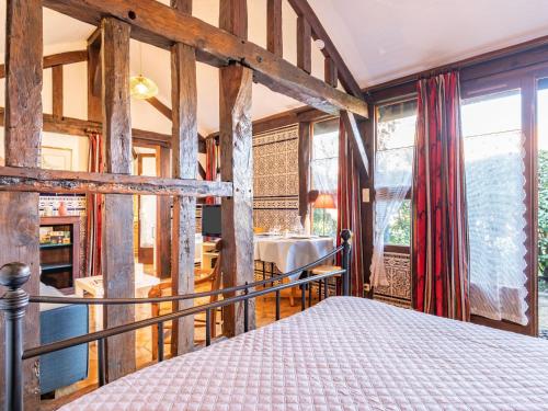 une chambre avec un lit et une salle à manger dans l'établissement Holiday Home La Poste by Interhome, à Mimizan-Plage