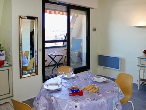 ドーヴィルにあるApartment Le Plazza by Interhomeの食卓