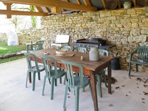 une table et des chaises en bois avec une cuisinière dans l'établissement Holiday Home Durand - SAH410 by Interhome, à Saint-Chamarand