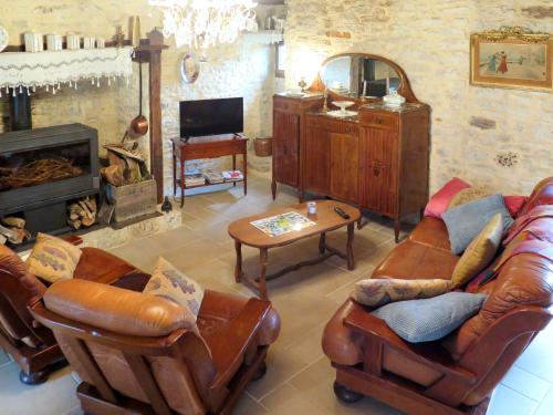 Elle comprend un salon doté d'un mobilier en cuir et d'une cheminée. dans l'établissement Holiday Home Durand - SAH410 by Interhome, à Saint-Chamarand