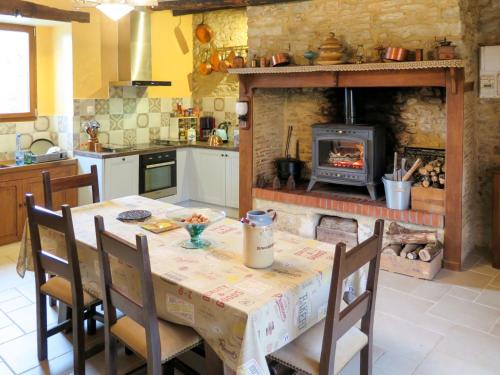 - une cuisine avec une table, des chaises et une cuisinière dans l'établissement Holiday Home Durand - SAH410 by Interhome, à Saint-Chamarand