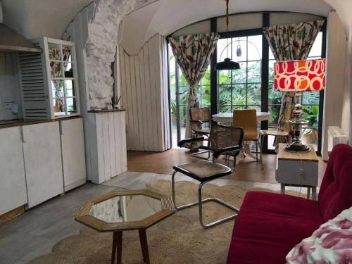 een woonkamer met een glazen tafel en stoelen bij Apartamentos TUKASA VINTAGE in Cáceres