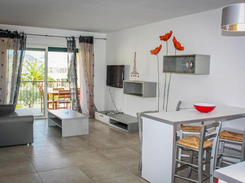 サンタ・ルシア・ディ・モリアニにあるApartment Marea Resort-1 by Interhomeのキッチン、リビングルーム(テーブル、椅子付)