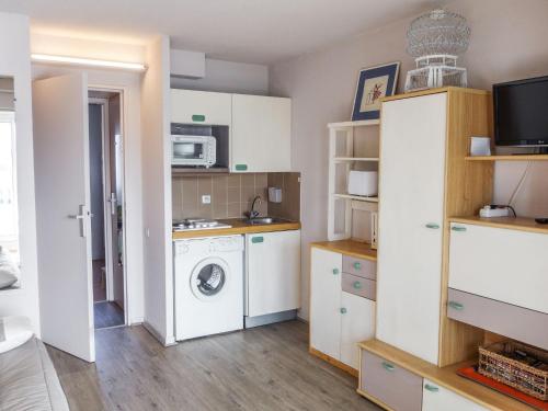 サン・シプリアン・プラージュにあるApartment Marinas du Ponant by Interhomeのキッチン(洗濯機、乾燥機付)