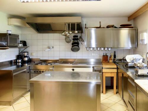 Kuchyňa alebo kuchynka v ubytovaní Apartment Mitteregg - MII350 by Interhome
