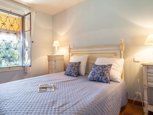 une chambre avec un lit avec un plateau dessus dans l'établissement Holiday Home Poste by Interhome, à Mimizan-Plage