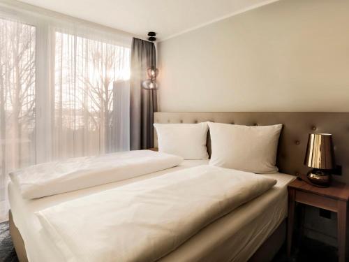 Tempat tidur dalam kamar di Apartment Maremüritz-Aurora Müritzblick by Interhome