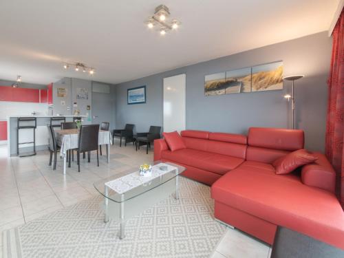 ブレーデネにあるApartment Residentie Astrid-5 by Interhomeのリビングルーム(赤いソファ、テーブル付)