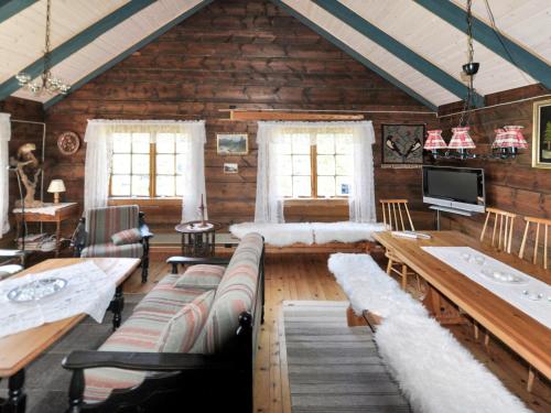 una sala de estar con sofás y TV en una cabina en Chalet Eiketun - FJS309 by Interhome, en Olden