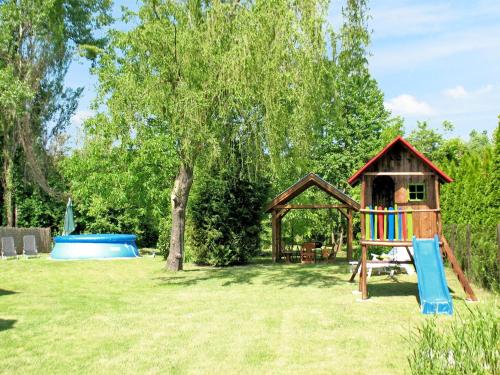 un parque infantil con una casa de juegos y un tobogán en Holiday Home Racz - BAC114 by Interhome, en Badacsonytomaj