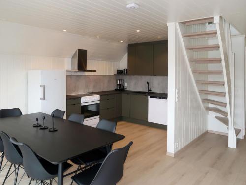 eine Küche und ein Esszimmer mit einem Tisch und Stühlen in der Unterkunft Holiday Home Torsk - FJH105 by Interhome in Bømlo