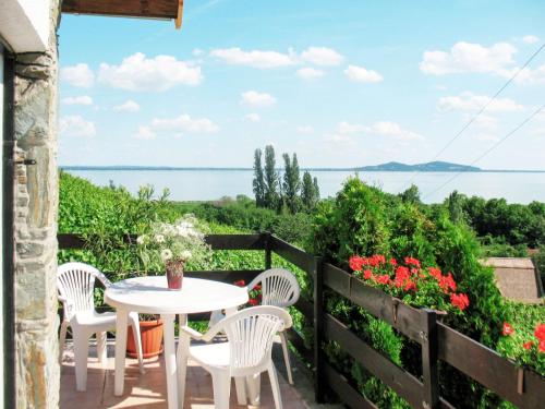 eine Terrasse mit einem Tisch und Stühlen sowie Blick auf das Wasser in der Unterkunft Holiday Home Kopacsi by Interhome in Badacsonyörs