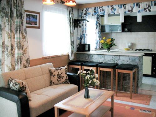 ein Wohnzimmer mit einem Sofa und einem Tisch in der Unterkunft Holiday Home Kopacsi by Interhome in Badacsonyörs