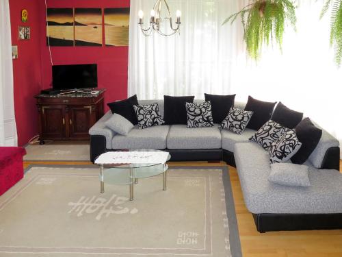 sala de estar con sofá y mesa en Holiday Home Emöke - BGK105 by Interhome, en Balatonederics