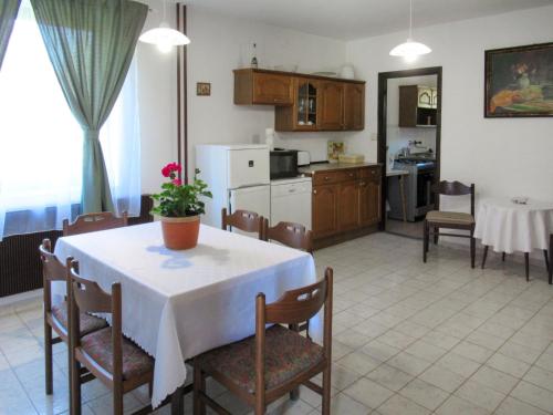 uma cozinha e sala de jantar com mesa e cadeiras em Holiday Home Antal by Interhome em Balatonalmádi