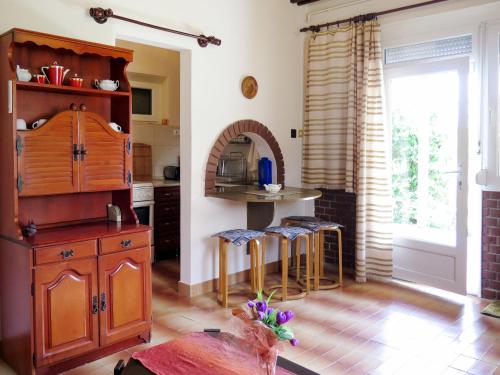 cocina con encimera y mesa con taburetes en Holiday Home János - FOD140 by Interhome, en Balatonfenyves