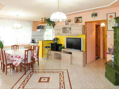 una cucina e una sala da pranzo con tavolo e TV di Holiday Home Pentaller - SZA341 by Interhome a Balatonföldvár