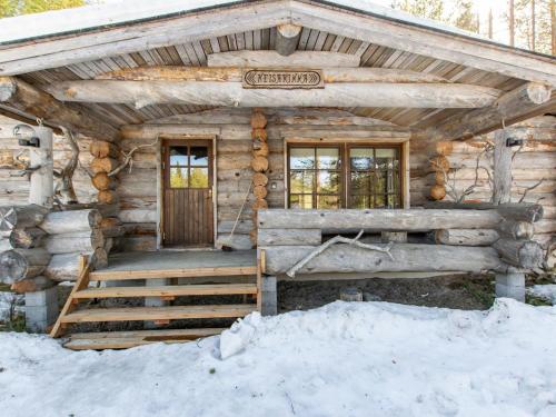 盧卡的住宿－Holiday Home Keisarinna by Interhome，雪中带门的小木屋