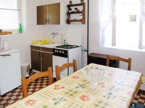 uma cozinha com uma mesa e um fogão forno superior em Holiday Home Sport - MAF121 by Interhome em Hegy