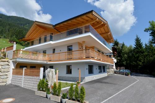 ヒパッハにあるAlpenchalet Zillertalの木屋根の家