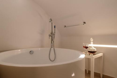 Kamar mandi di Muses Cycladic Suites