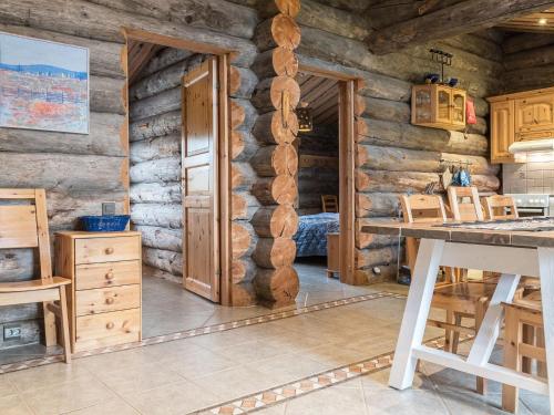 禹拉斯加威的住宿－樂森瑪耶B度假屋，小木屋内的厨房,配有桌椅