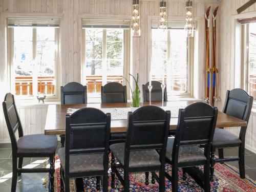 uma sala de jantar com uma grande mesa de madeira e cadeiras em Chalet Eikebu - SOW137 by Interhome em Fossdal