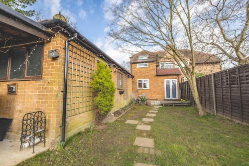 COSY HOME NEAR DORNEY, WINDSOR & Free Parking