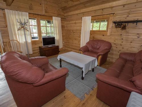 - un salon avec deux canapés et une table basse dans l'établissement Holiday Home Kotkanpesä by Interhome, à Askainen