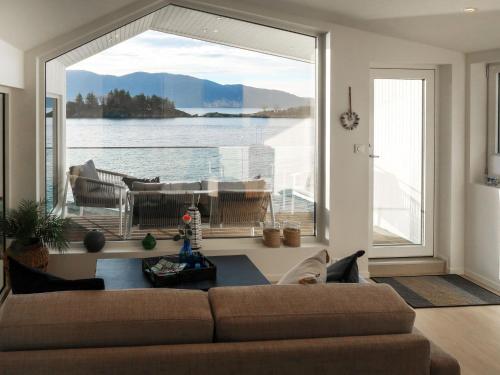 Imagem da galeria de Holiday Home Svortevik - FJS077 by Interhome em Førde