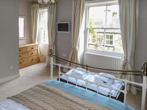 1 dormitorio con cama y ventana en The Old Forge en Haworth