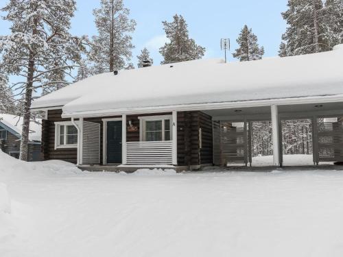 ユッラスヤルヴィにあるHoliday Home Ylläsjuolukka a by Interhomeの屋根の雪家