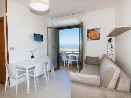 sala de estar con sofá y mesa en Apartment Cala Luna-1 by Interhome, en Porto dʼAscoli