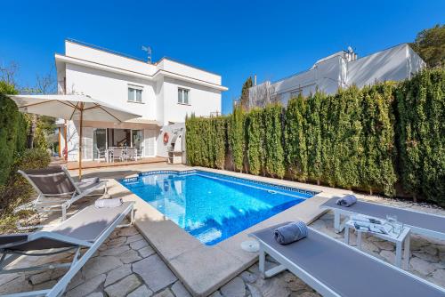 Piscina en o búsqueda de Encantadora casa adosada junto al mar II