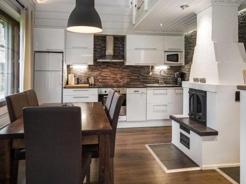 une cuisine avec une table en bois et une salle à manger dans l'établissement Holiday Home Tahkovuorentie 34 b by Interhome, à Tahkovuori