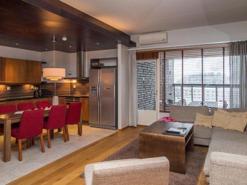 Holiday Home Tahko spa suites orange a9 by Interhome في تاكوفوري: غرفة معيشة ومطبخ مع أريكة وطاولة